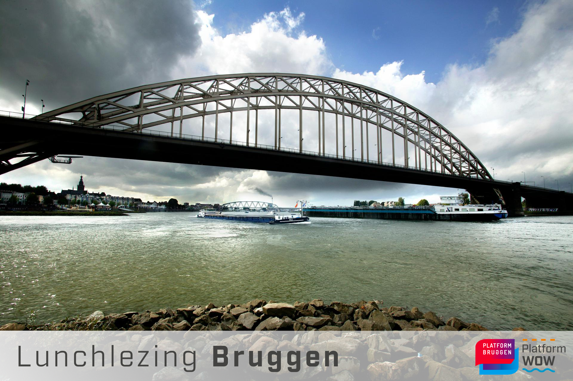 De waalbrug over de Waal bij Nijmegen waar 2 boten onderdoor varen. Onderschrift Lunchlezing Bruggen en logo's van Platform Bruggen en Platform WOW