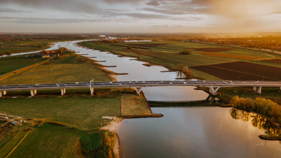 Een luchtfoto van de rivier de Rijn in het licht van de ondergaande zon