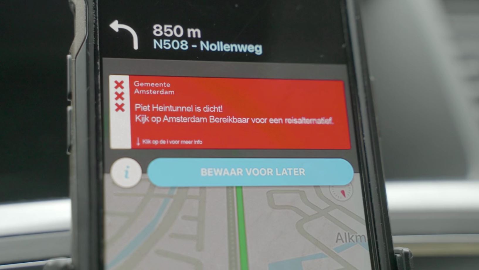Een telefoon die verkeersinformatie weergeeft.