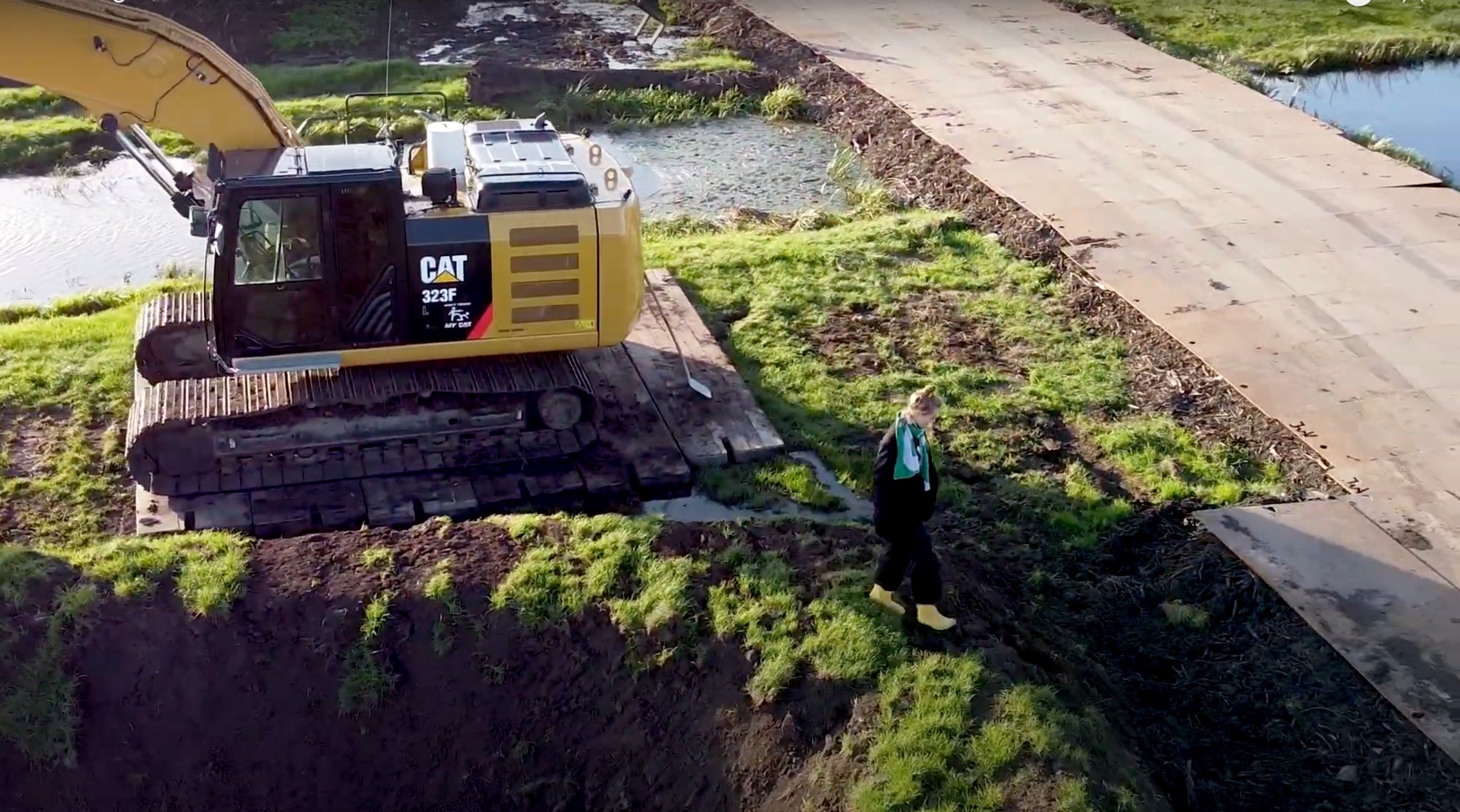 Graafmachine aan het werk naast een waterloop