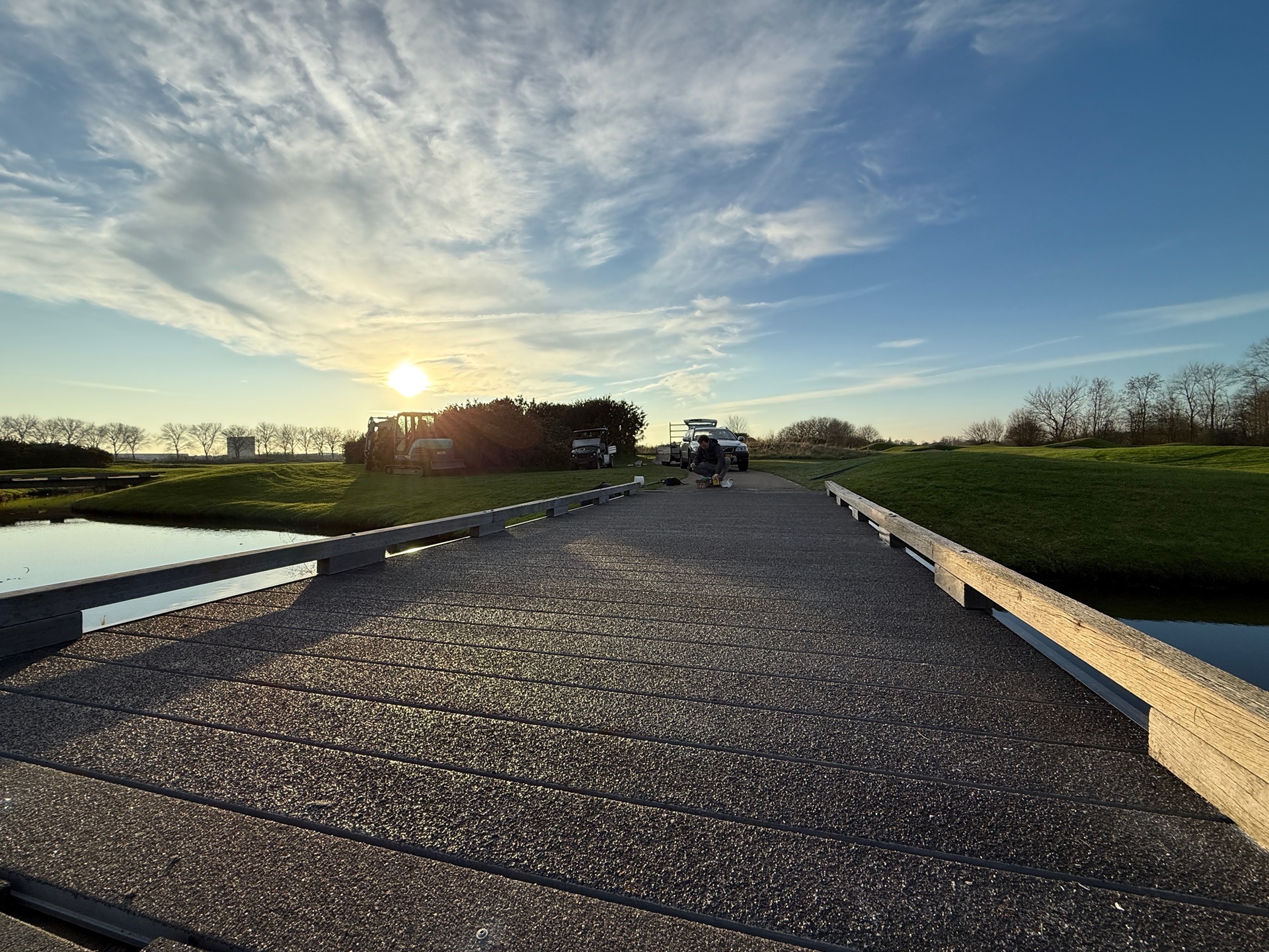 Gerecycled composiet brugdekken op een golfbaan.
