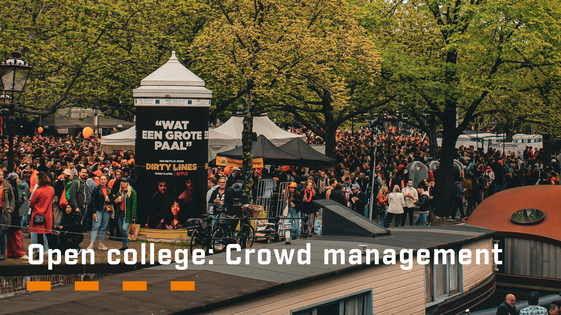 Een park met een grote menigte, daaronder de tekst Open college: crowd management