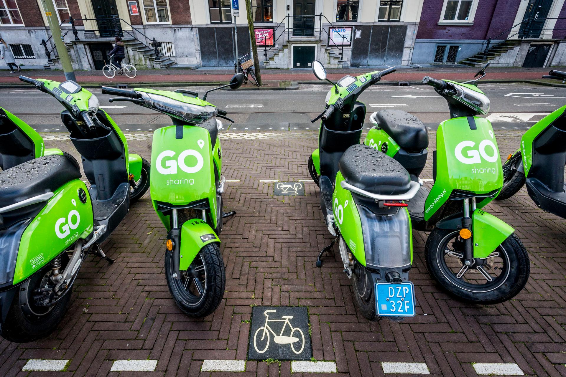 Foto van deelscooters