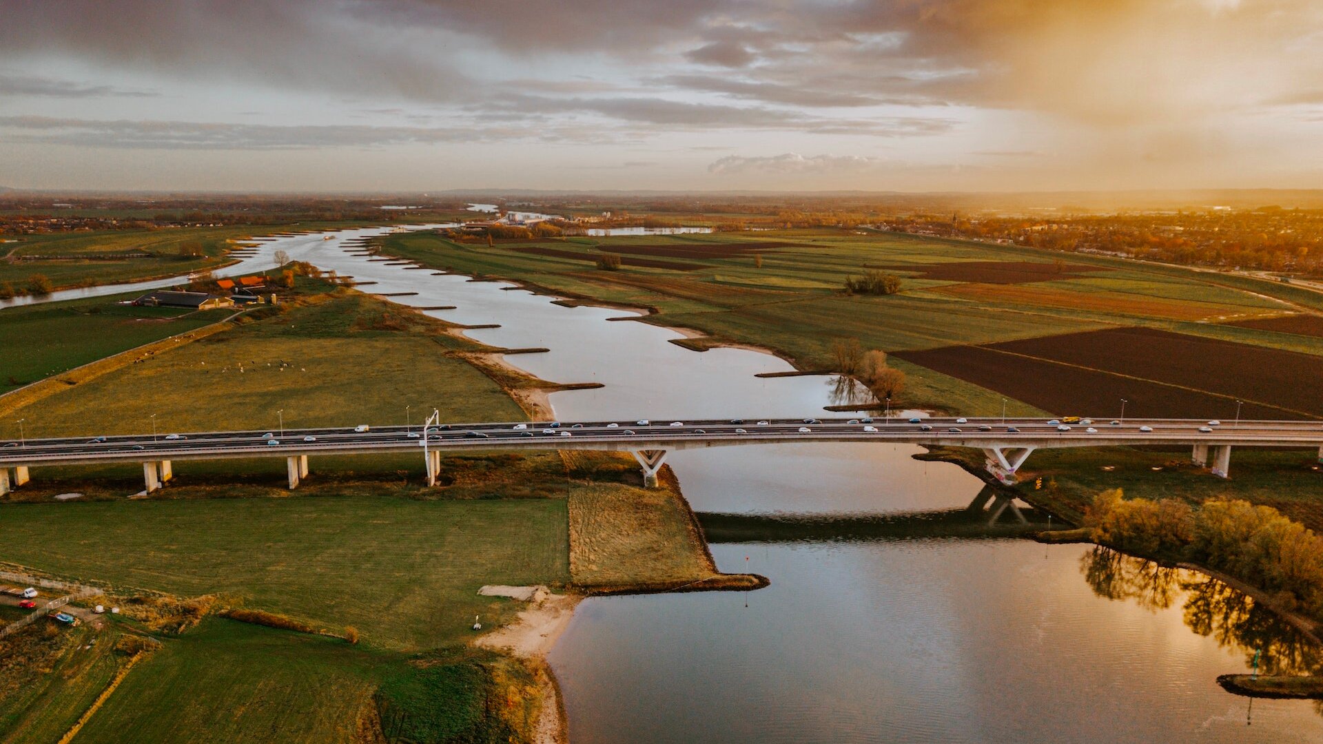 Luchtfoto van een brug over de Rijn