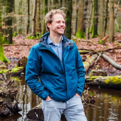Maarten Veldhuis in het bos.