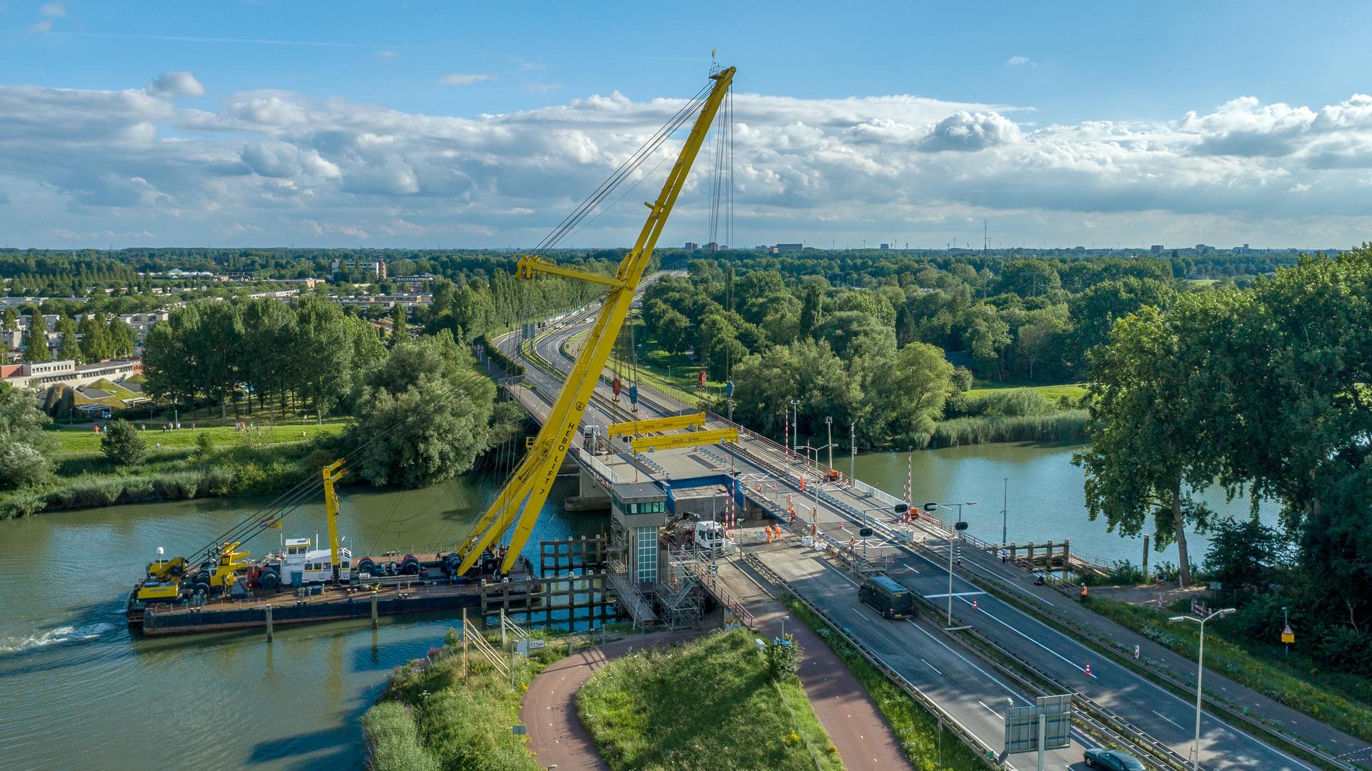 Luchtfoto van de renovatie Wantijbrug N3. De fotograaf van deze foto is Paul van Baardwijk