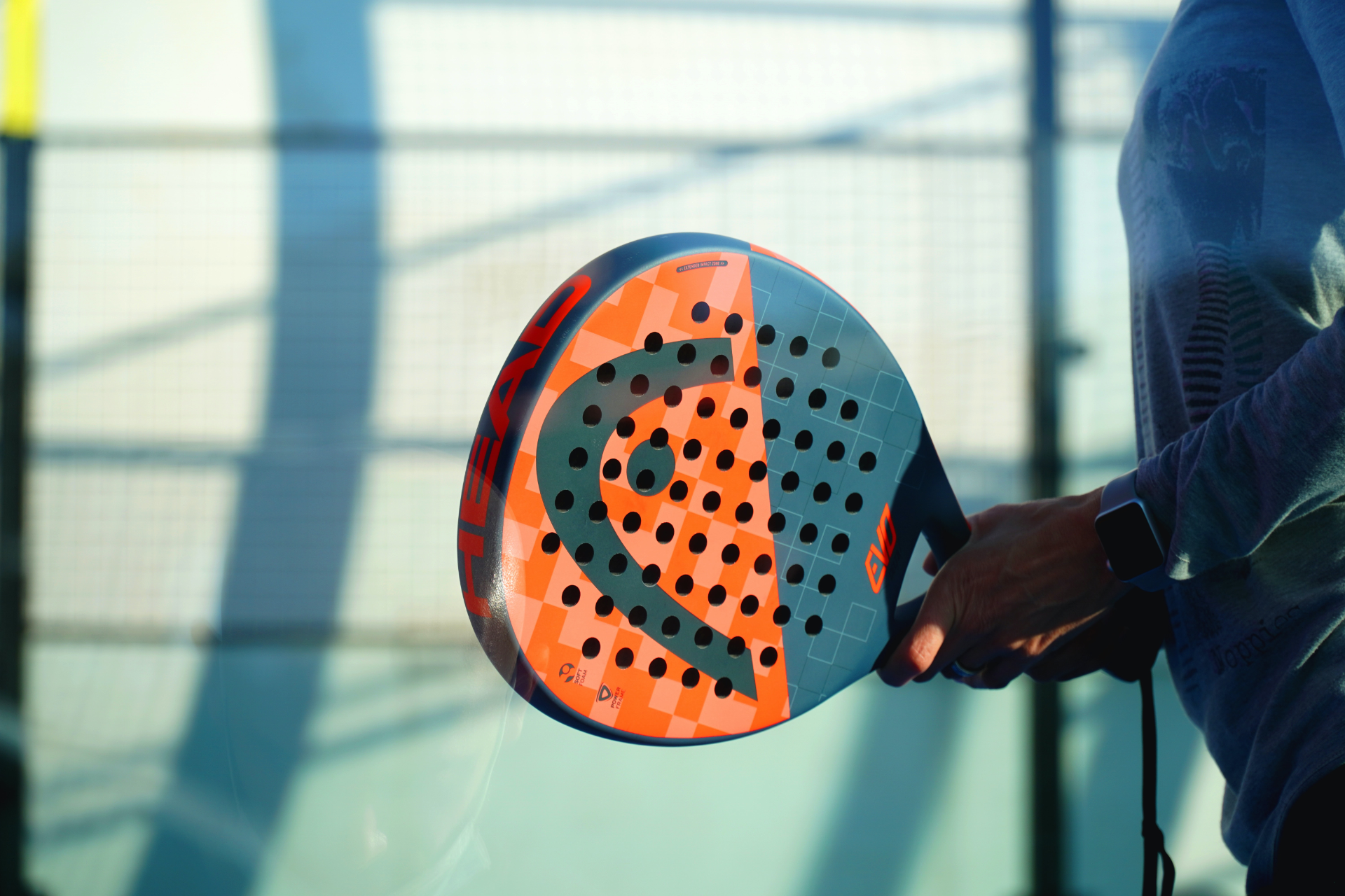 Man met padelracket in zijn hand