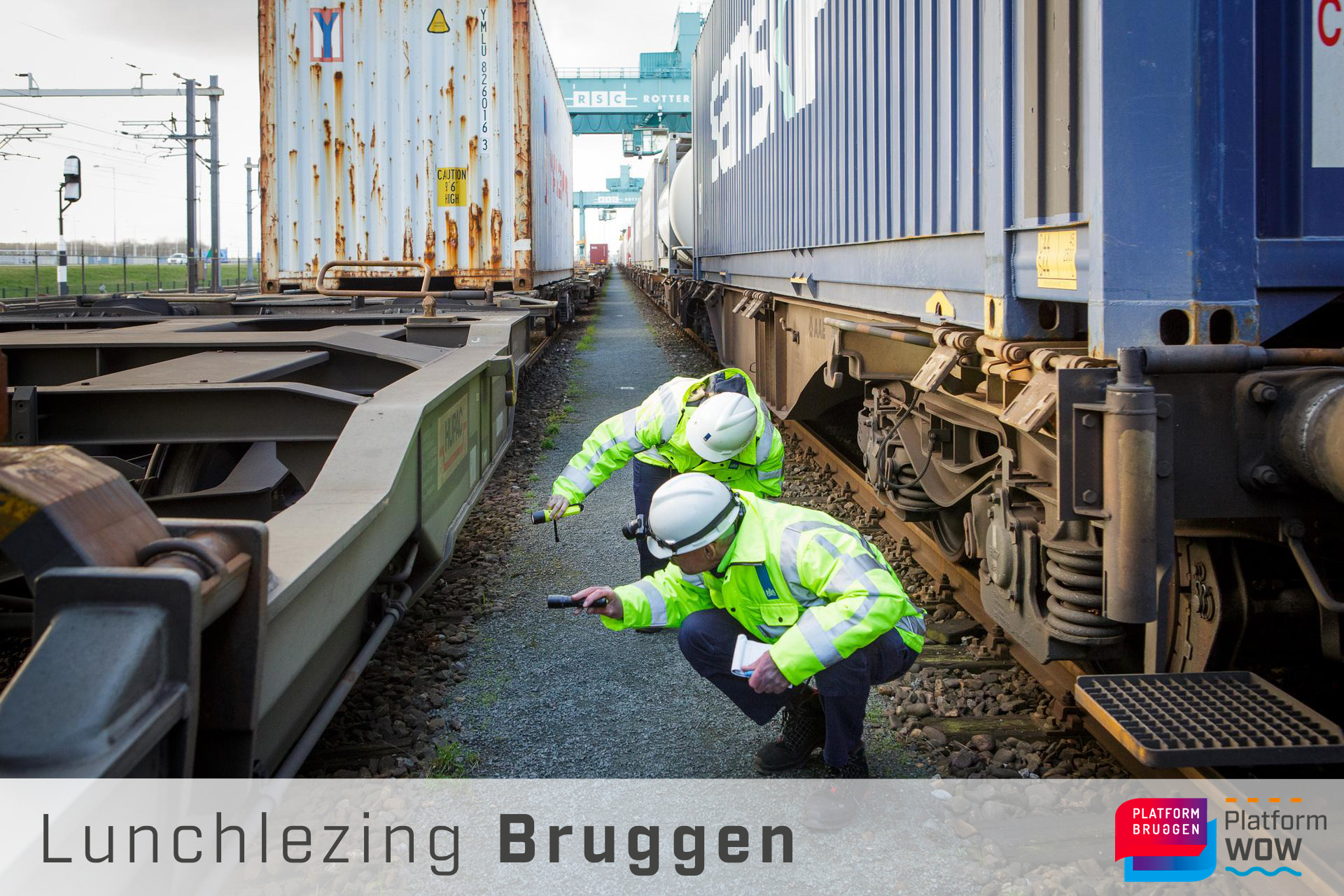 2 mannen in werkkleding die met een zaklamp het onderstel van een trein inspecteren. Onderschrift Lunchlezing Bruggen met het logo van Platform Bruggen en Platform WOW