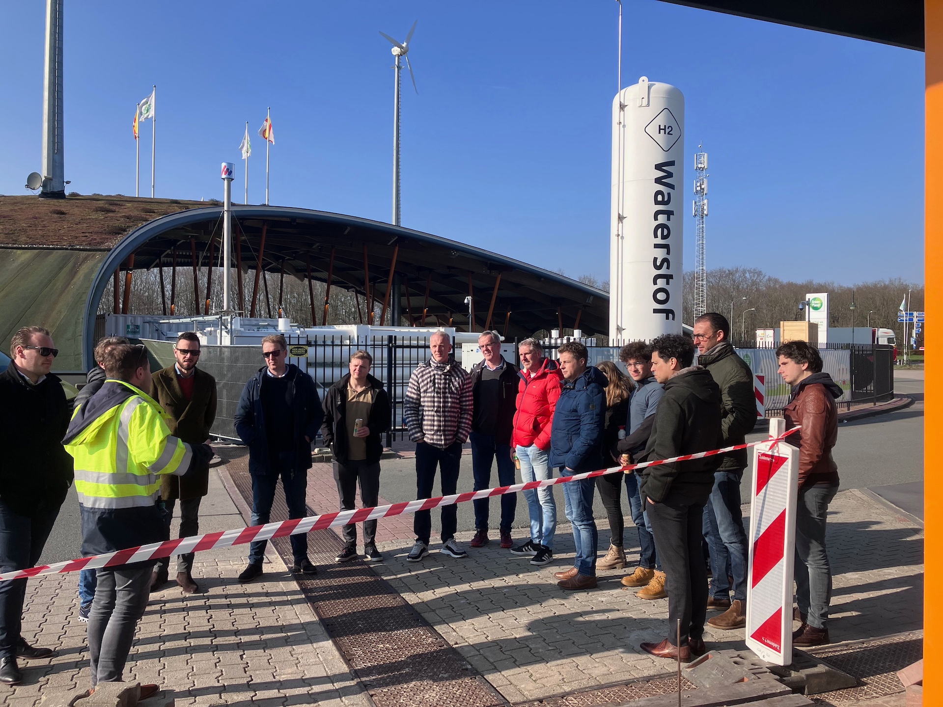 Groep mensen krijgt toelichting over waterstof.