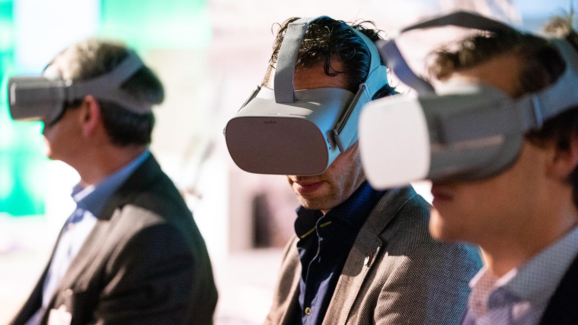 Foto van een aantal mensen met een VR-bril