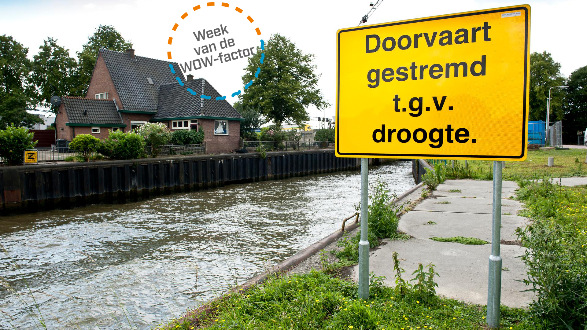 Foto van een watergang met een bord ernaast waarop staat "Doorvaart gestremd t.g.v. droogte". In de foto staat een logo met Week van de WOW-factor