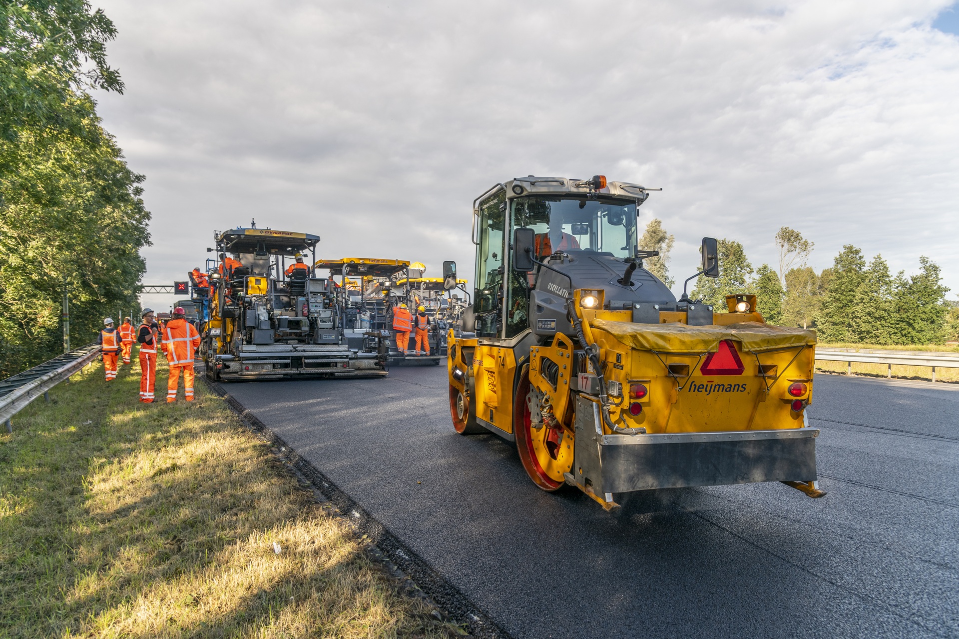 Afsfalteren en walsen rijbaan A12