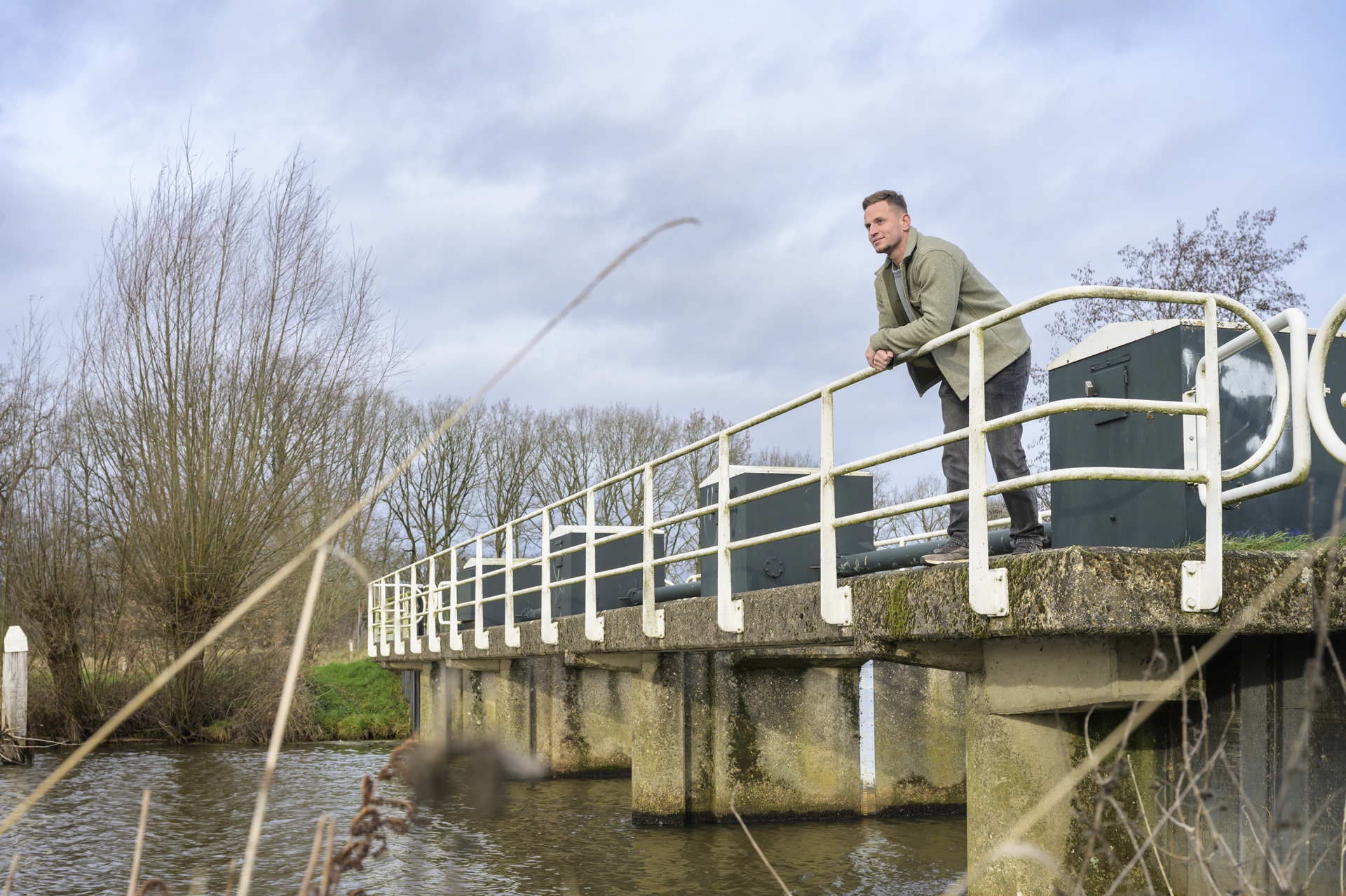 Jens Vloedgraven staat bij gemaal over het water heen te kijken.