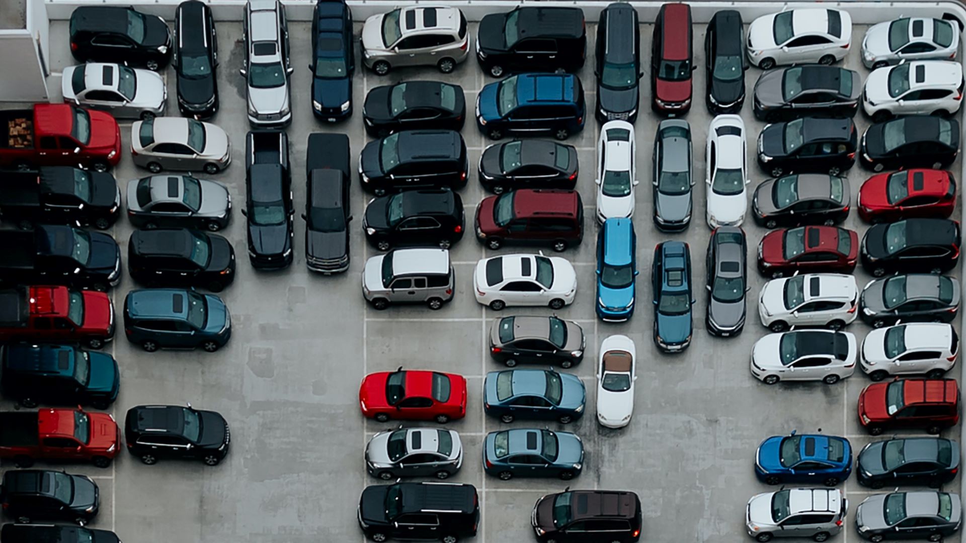 Luchtfoto van parkeerplaats met geparkeerde auto's