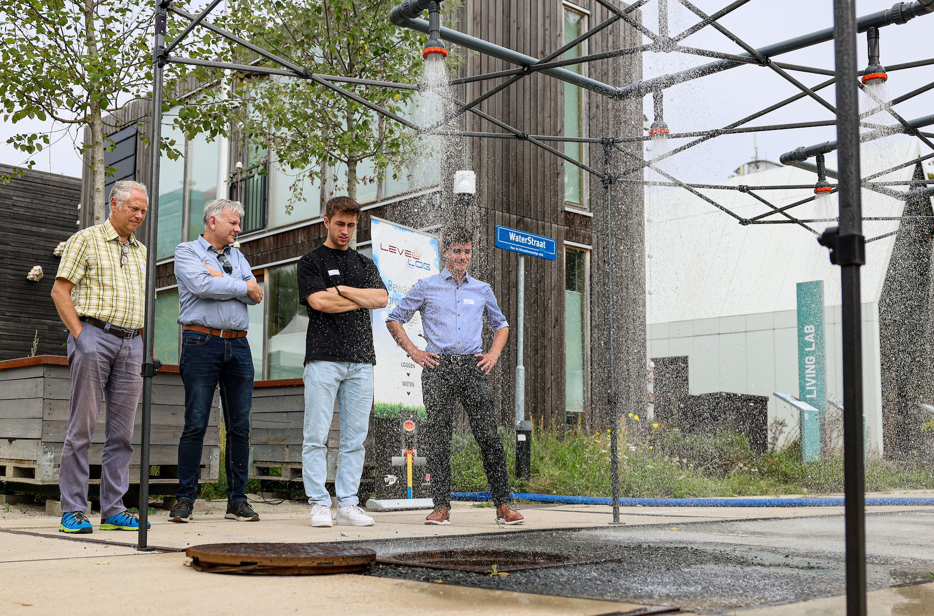 Vier mensen kijken naar een innovatie van de Waterstraat