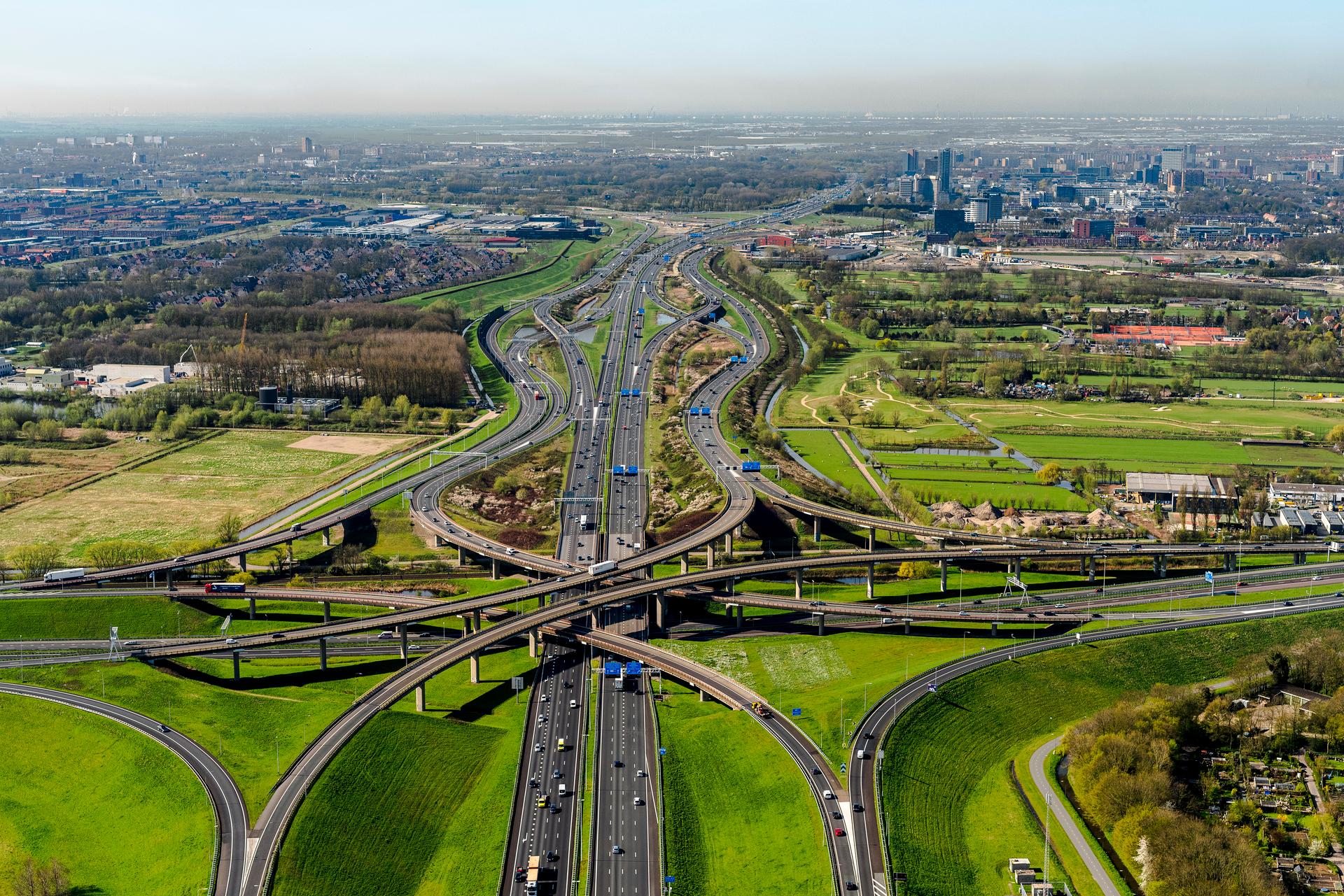 Luchtfoto van een drukke snelweg met veel afslagen en viaducten
