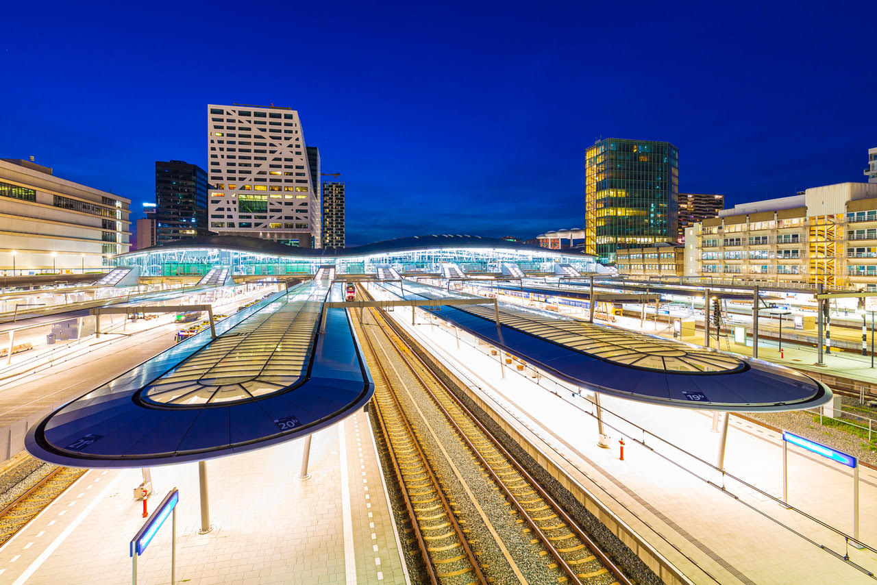 Treinstation bij avondlicht van schuin bovenaf genomen