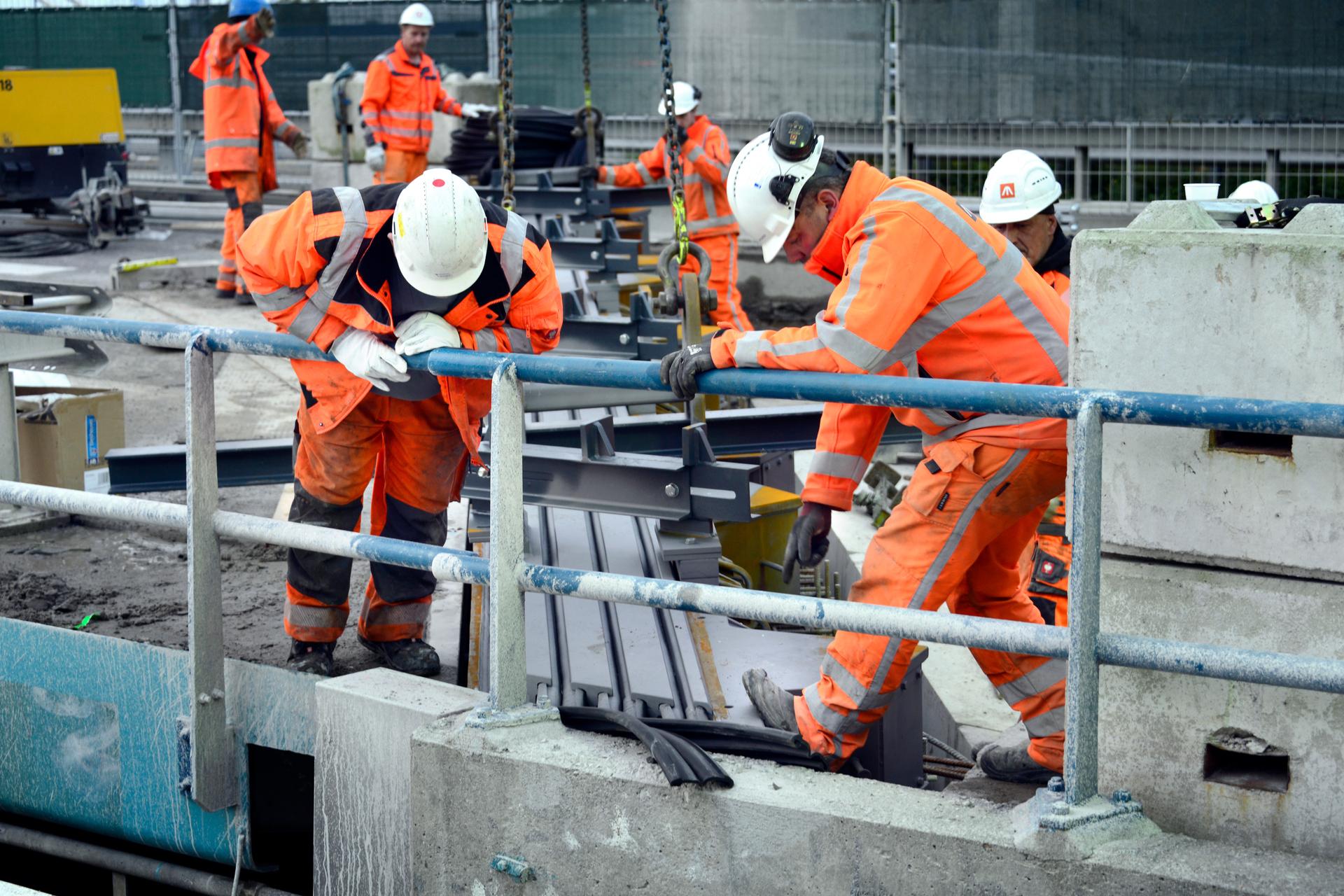 Bouwvakkers in beschermende kleding die bezig zijn met de vervanging van de voegovergang op de A12 Galecopperbrug