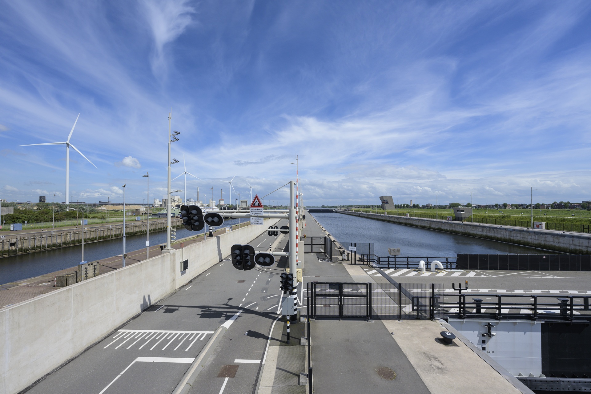 IJmuiden, 27-05-2024, Zeesluizen IJmuiden en het Noordzeekanaal, Scheepvaart, zeeschepen varen in de sluizen richting de havens van Amsterdam of richting Noordzee. Nieuwe sluis van IJmuiden.