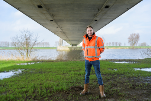 Janus Hermans staat onder een brug in de Provincie Noord-Brabant