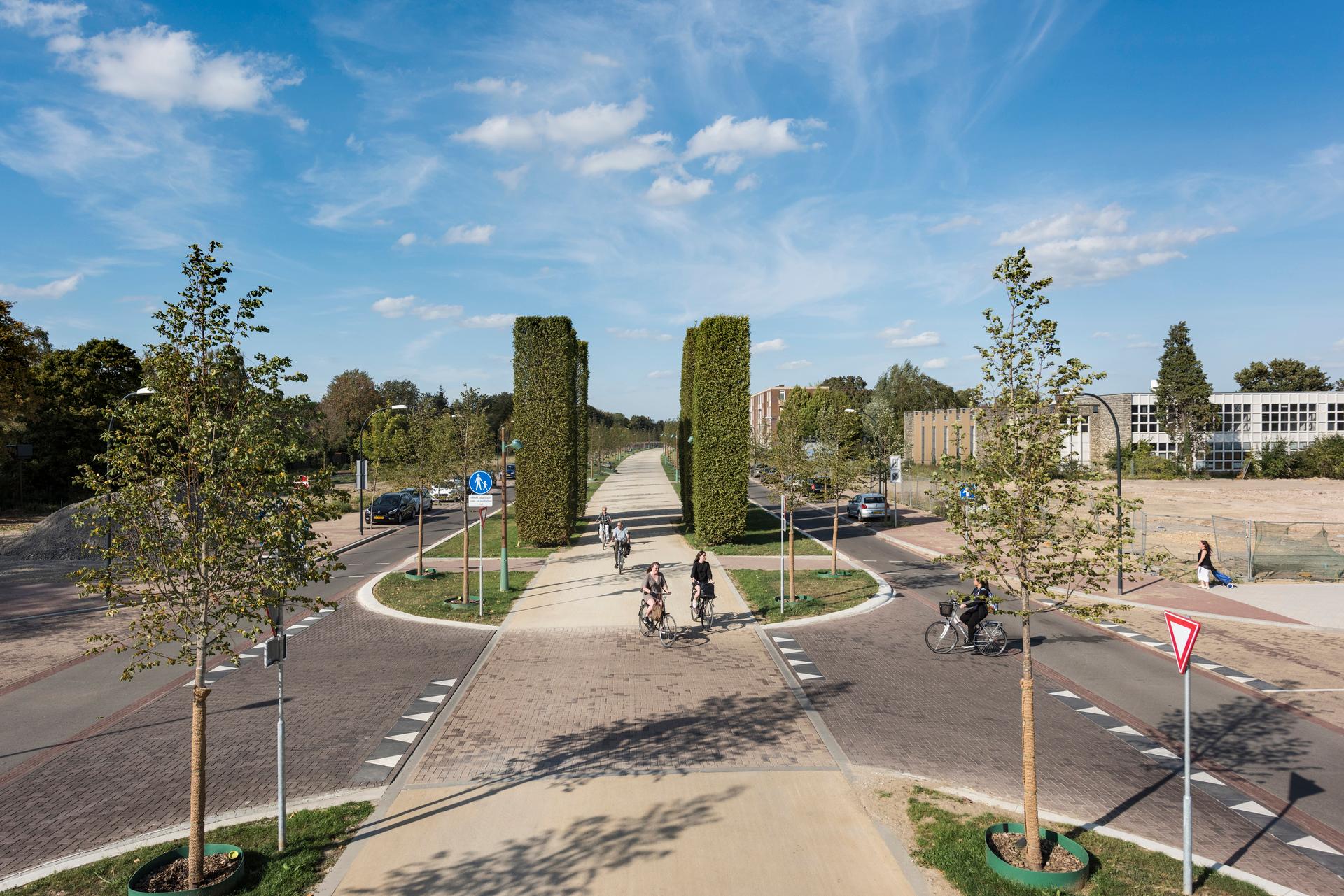 Groene Loper Maastricht, Prins Alexandertunnel snelweg A2 en N2, park met fietspad en wandelpad.