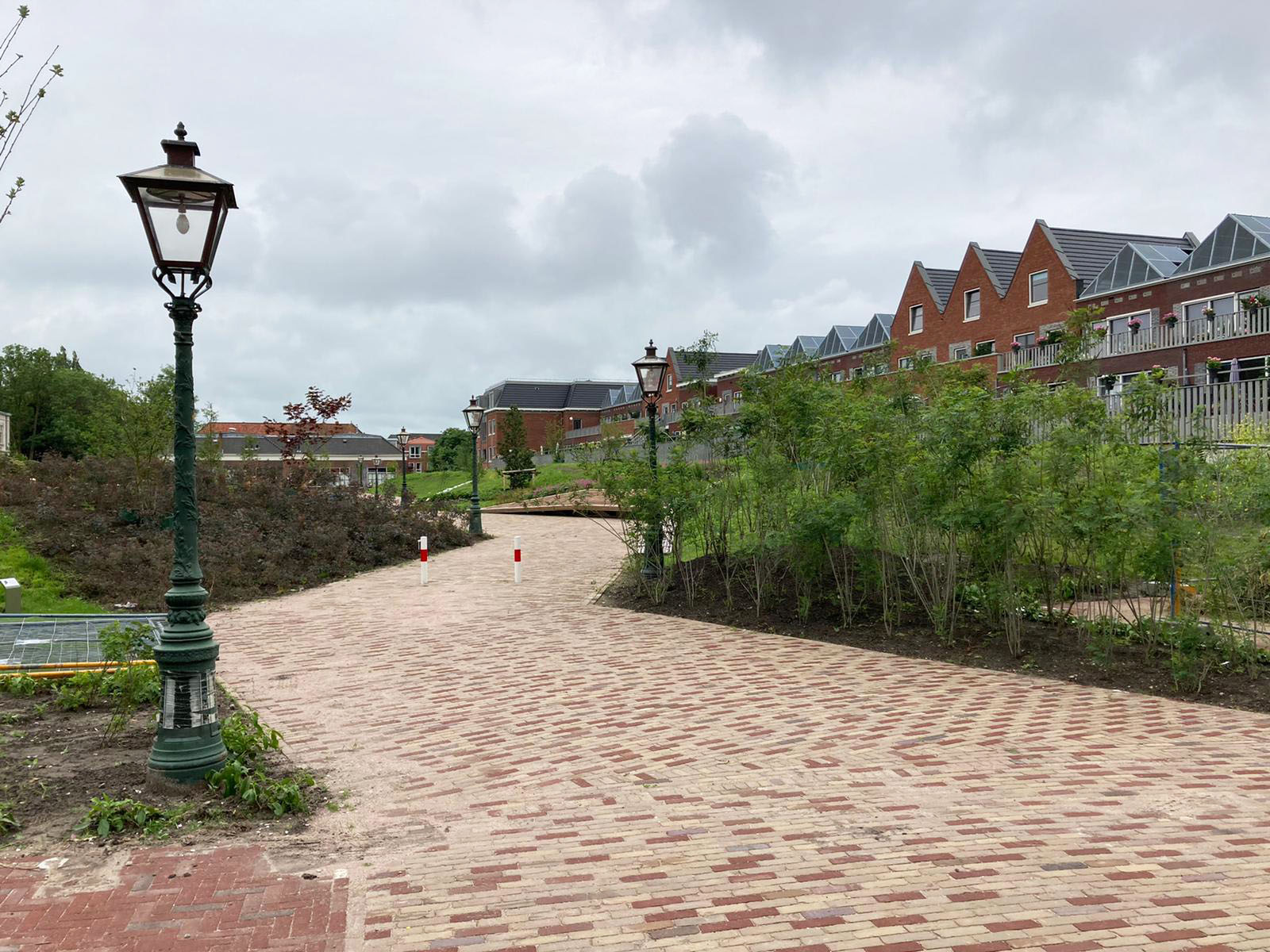 Het Lakenpark in Leiden. Een duurzaam project waarbij klinkers zijn hergebruikt. Vanwege de lichte kleur helpen de klinkers ook goed tegen hittestress.