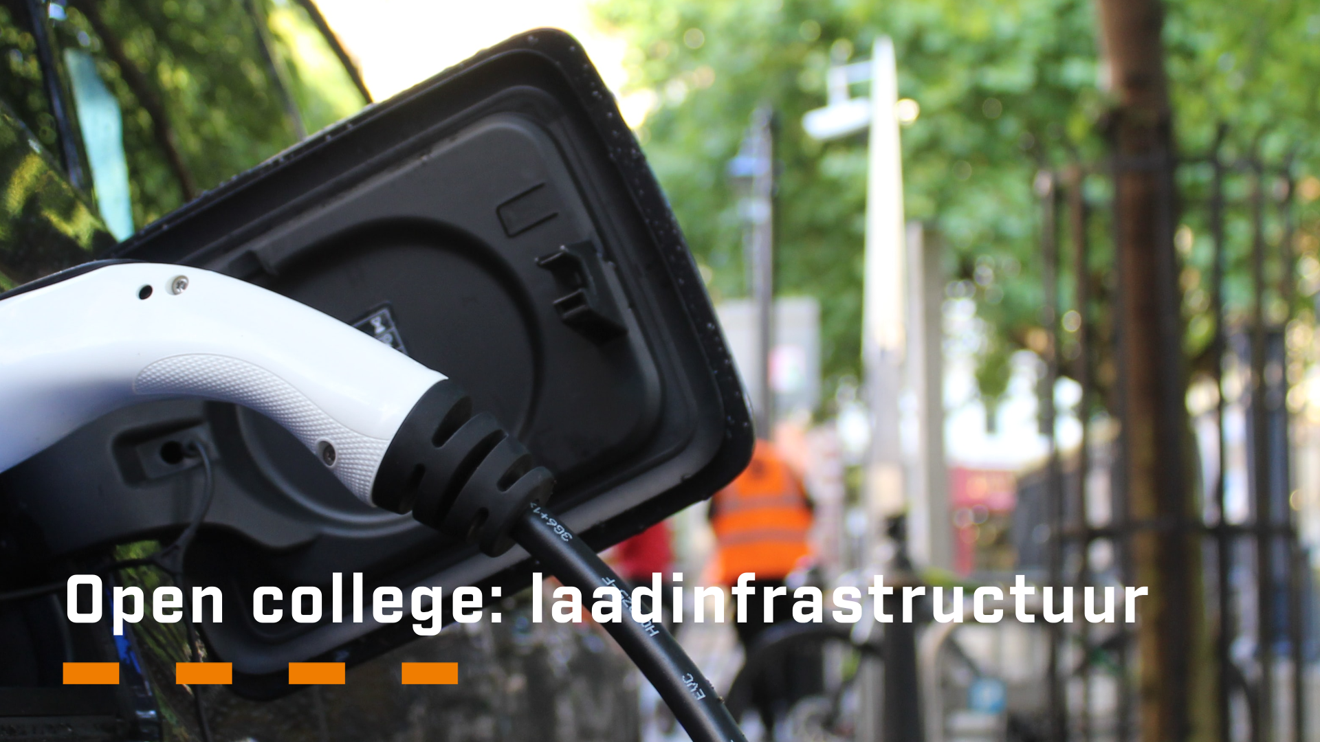 Close-up van een auto aangesloten op elektrische laadpaal met daaronder de tekst: laadinfrastructuur
