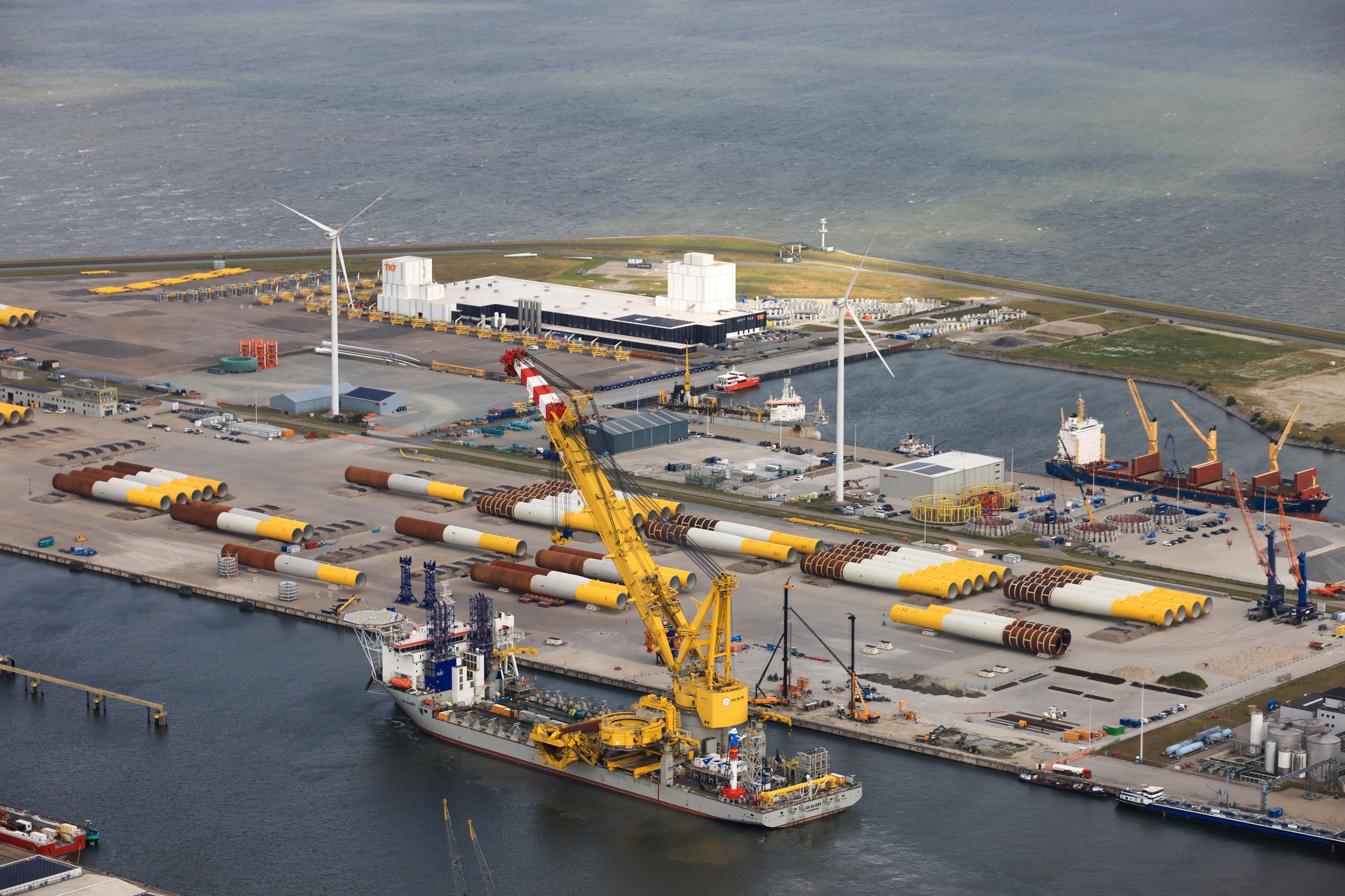Luchtfoto van de Eemshaven