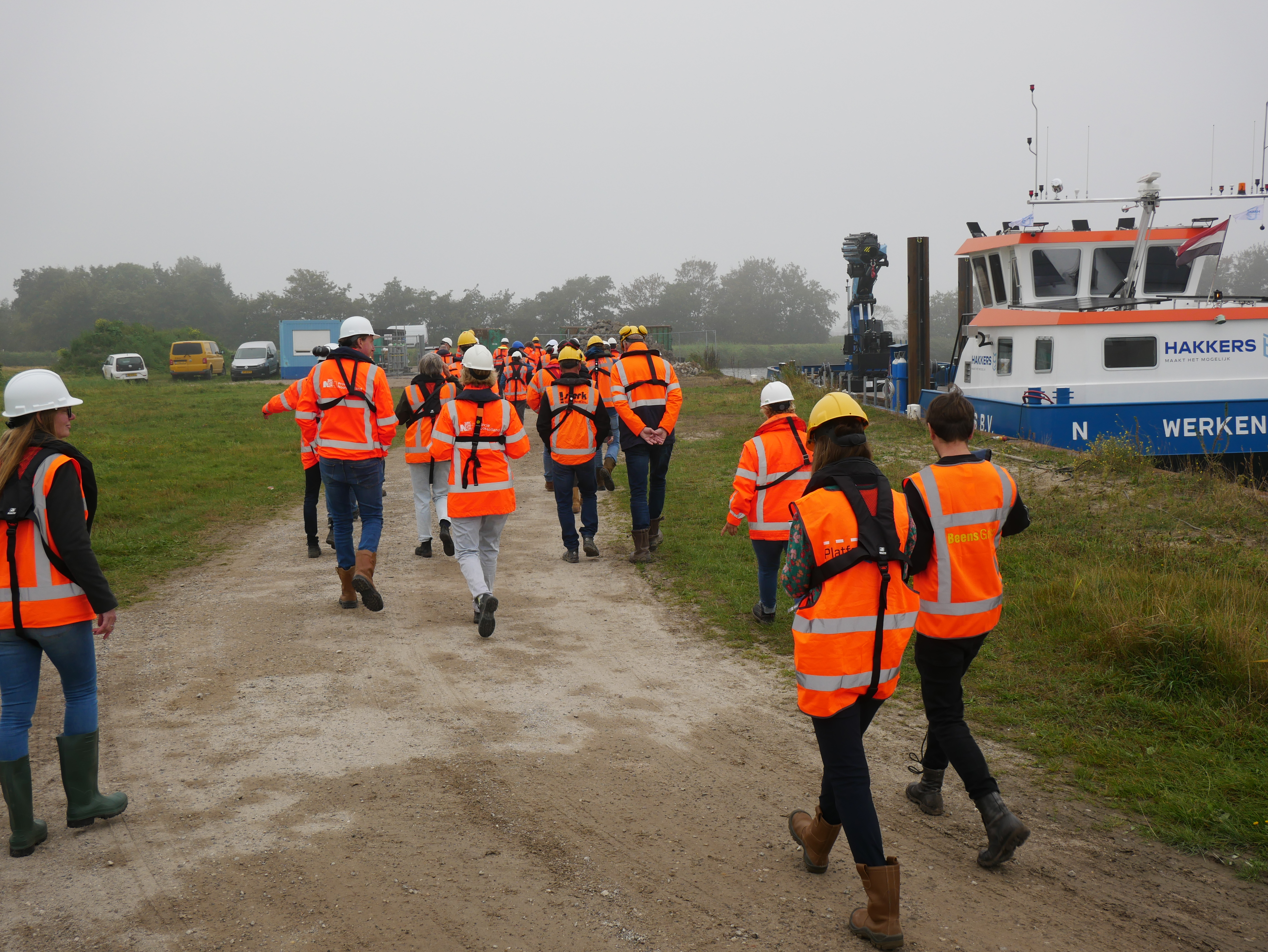 Deelnemers op locatie tijdens excursie Hergebruik van stalen damwanden in Den Helder