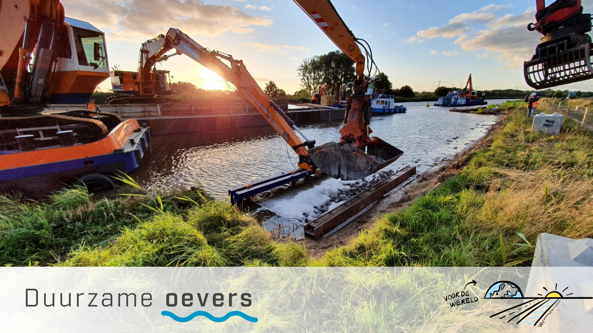 Een duurzame oeverconstructie wordt aangelegd bij een rivier door een graafmachine. Onderin staat de tekst Duurzame oevers
