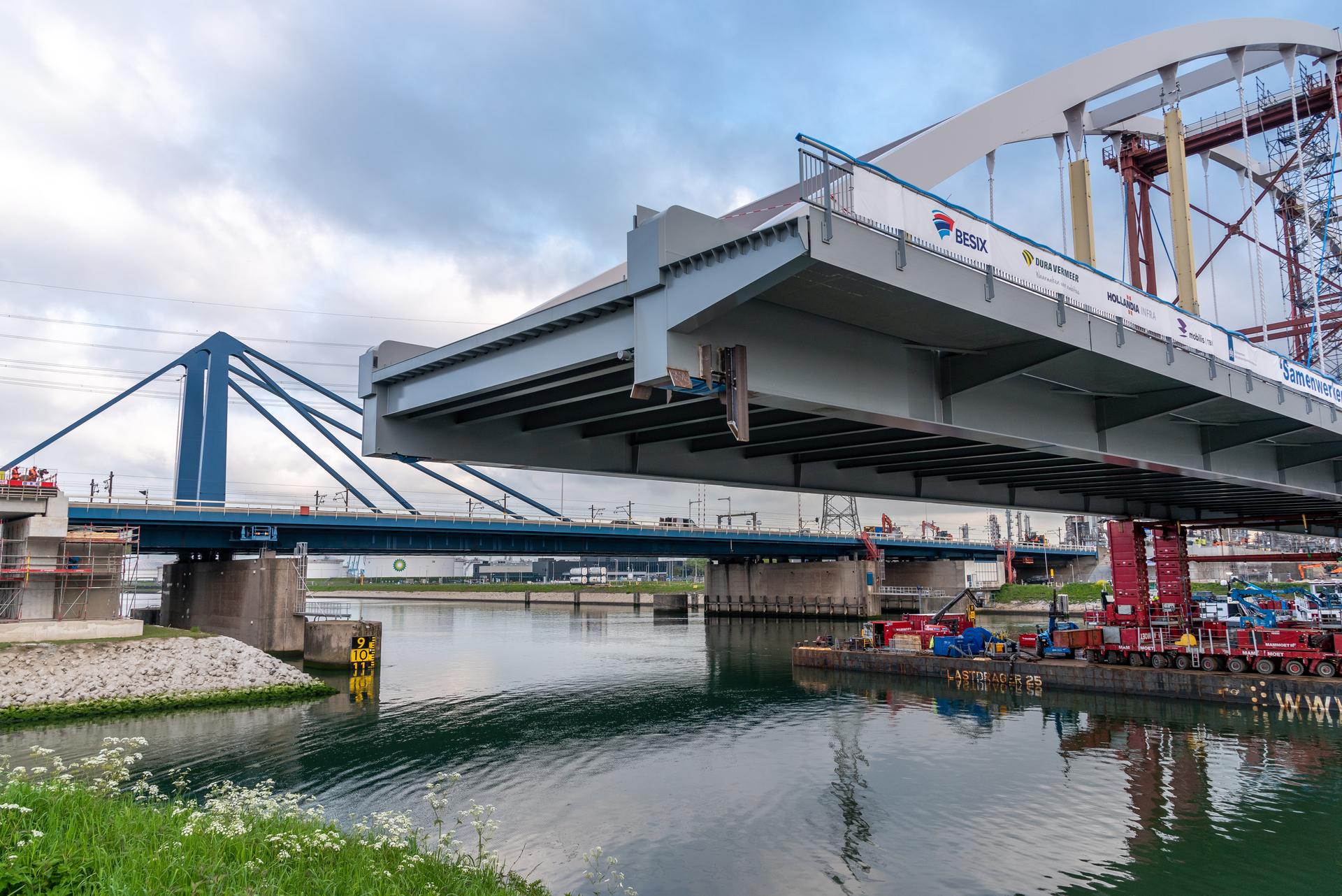 Plaatsing van de tijdelijke Suurhoffbrug in de A15, Foto: Paul van Baardwijk i.o.v. Rijkswaterstaat