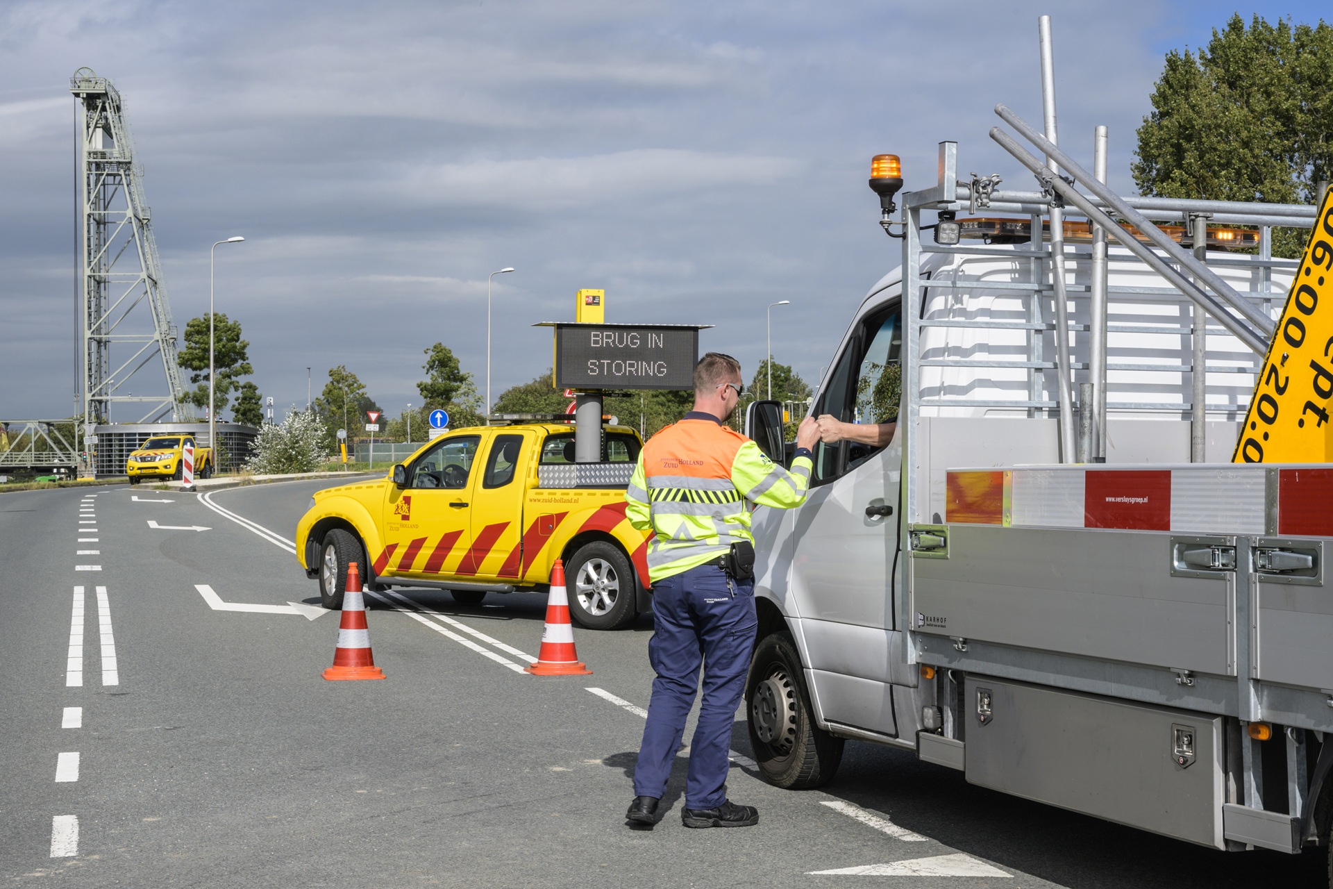 Marco van Bemmel geeft een boks. 