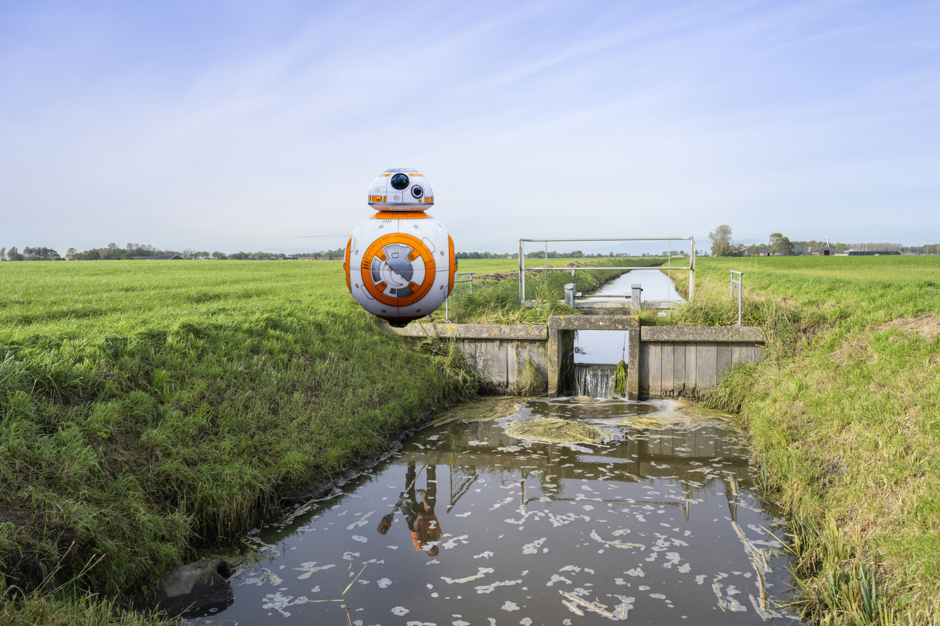 Foto van een doorlaatmiddel van het waterschap met daarop een robot ingevoegd.