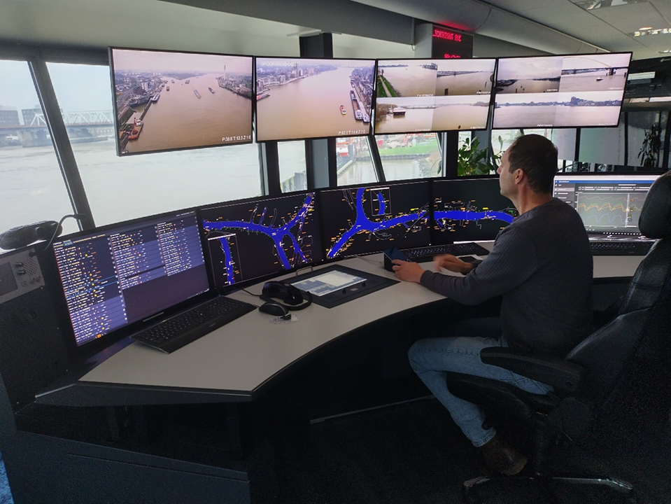Nelianne Keizer aan het werk op de verkeerscentrale